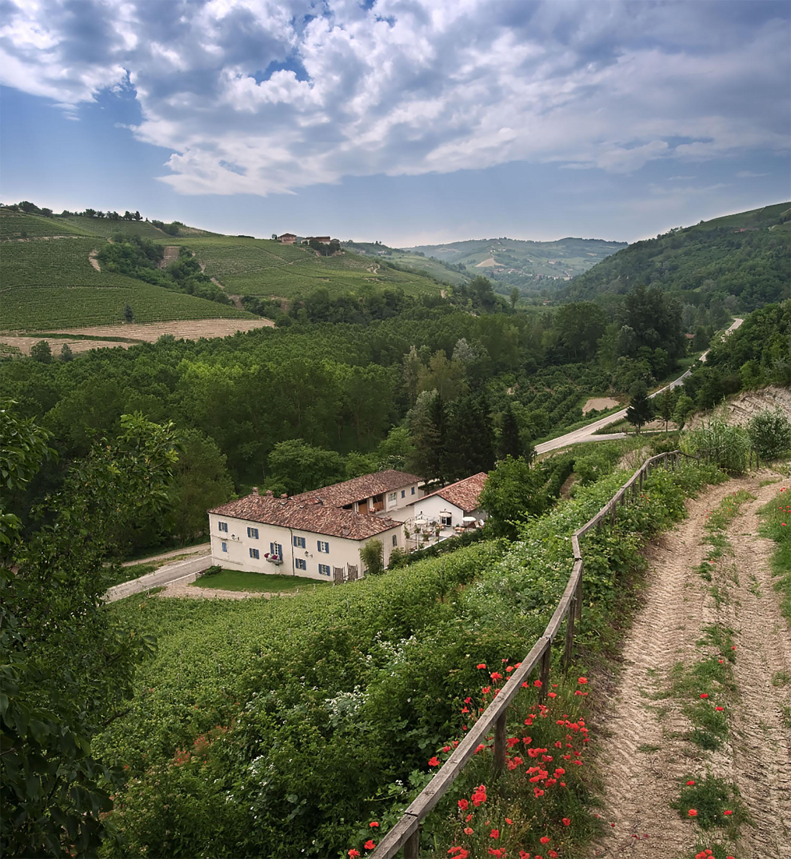 Marcarini Agriturismo Neviglie Exterior photo